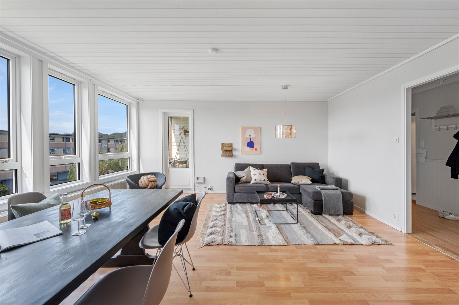 - Stuen måler 25m² og har god plass til sofagruppe og spisebord i hver sin naturlige sone. Stuens praktiske løsning gir også rom for flere møbleringsplaner - Galleribilde