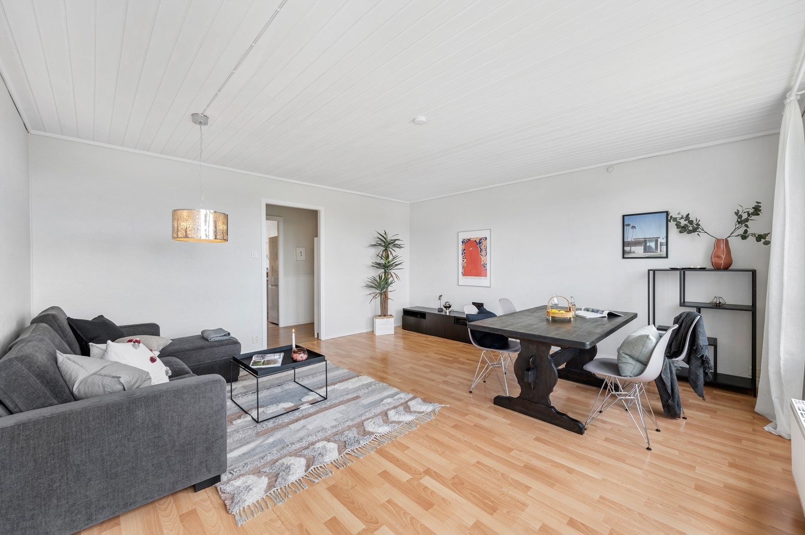 - Leiligheten har balansert ventilasjon, noe som bidrar til bedre luftkvalitet, innemiljø og energieffektivitet - Galleribilde