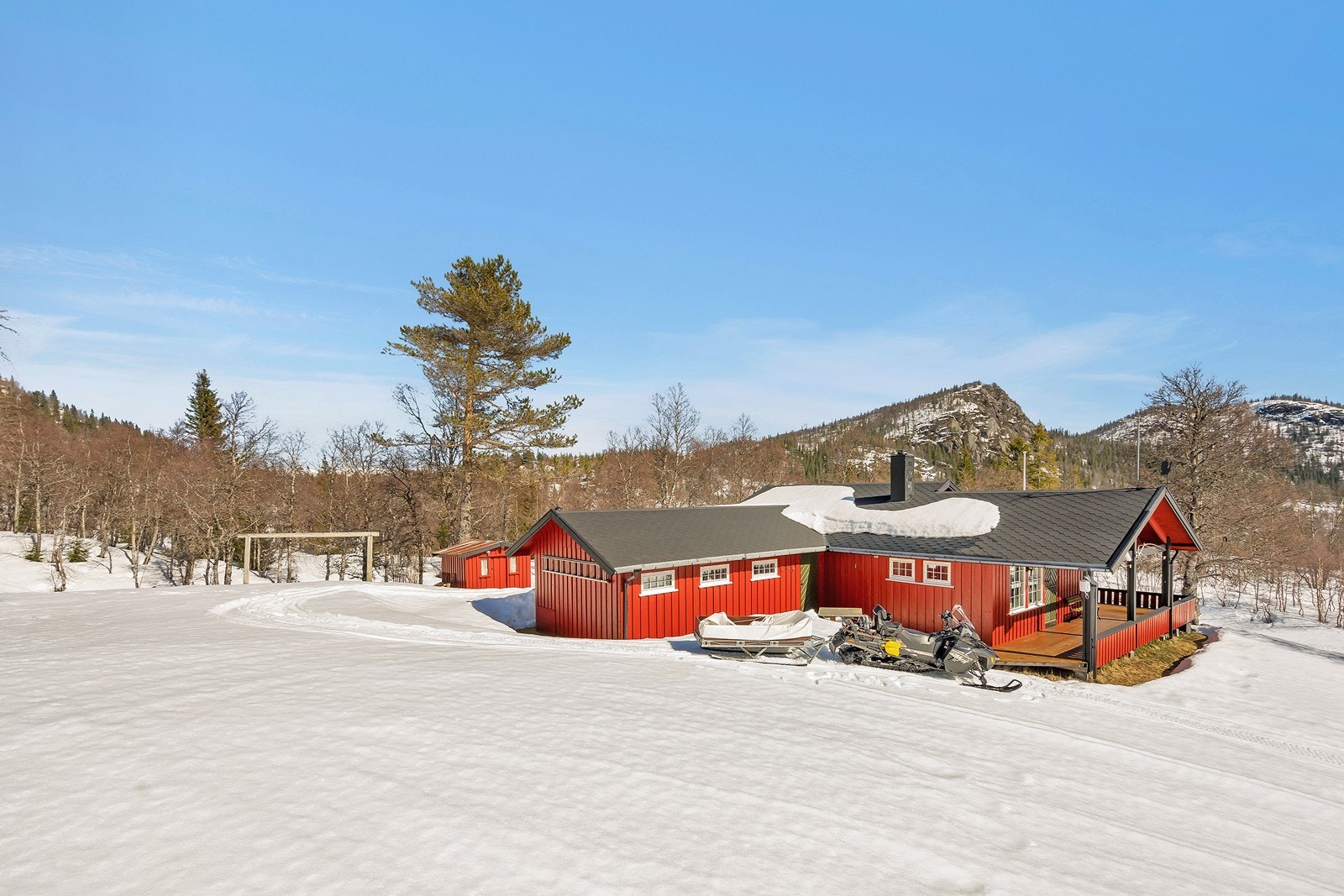 Usjenert beliggende fritidseiendom i idylliske og landlige omgivelser med gode solforhold Galleribilde