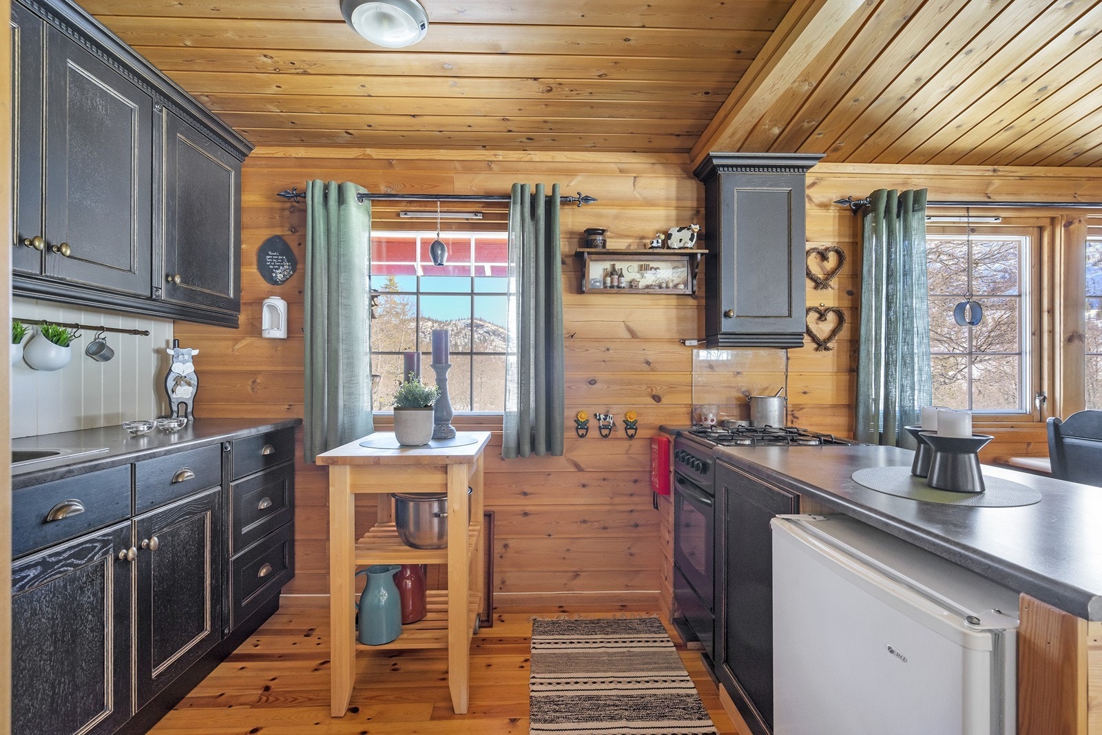 Hytta har ikke innlagt vann, avløp eller strøm Galleribilde