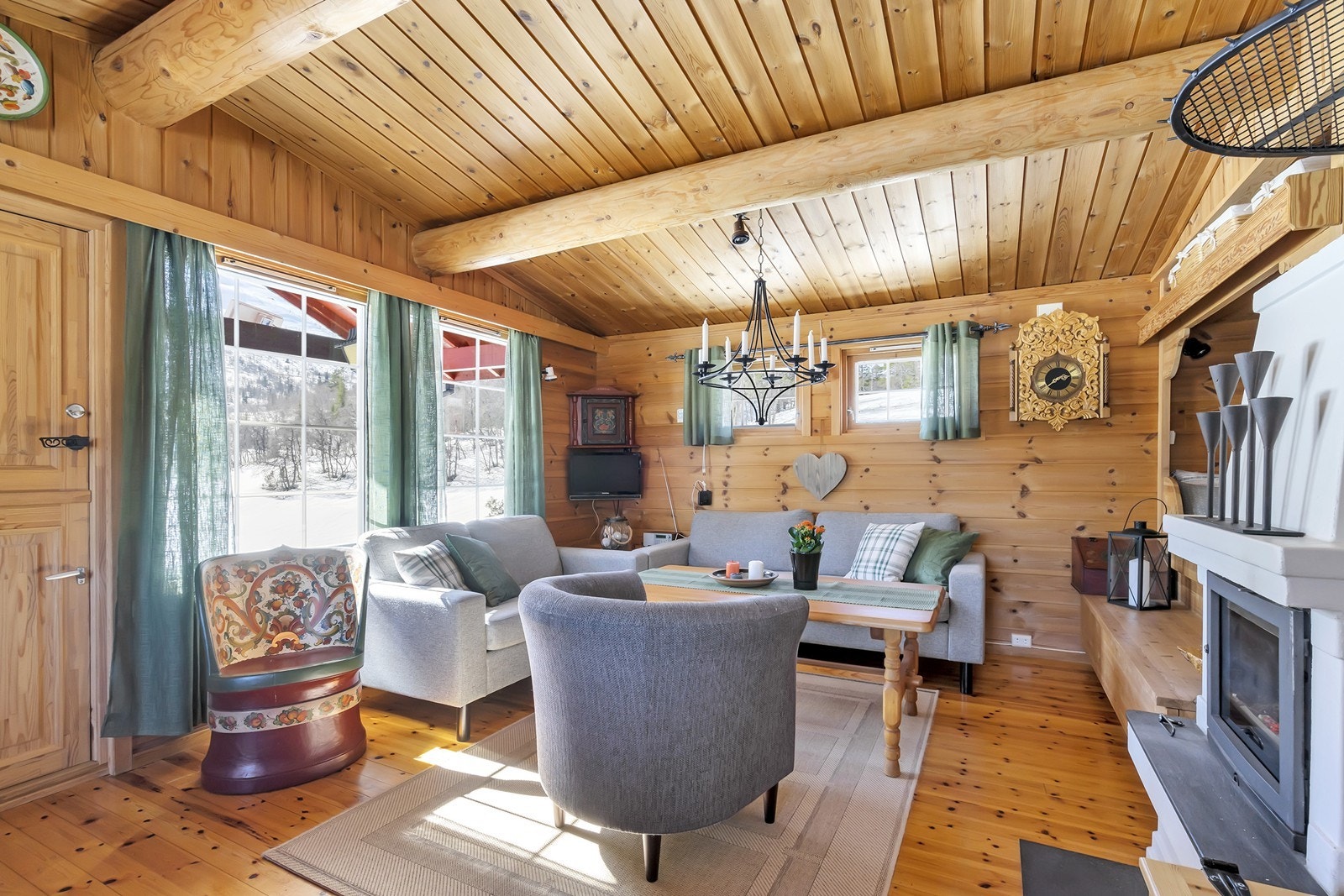 Hyggelig stue og kjøkken i åpen løsning Galleribilde