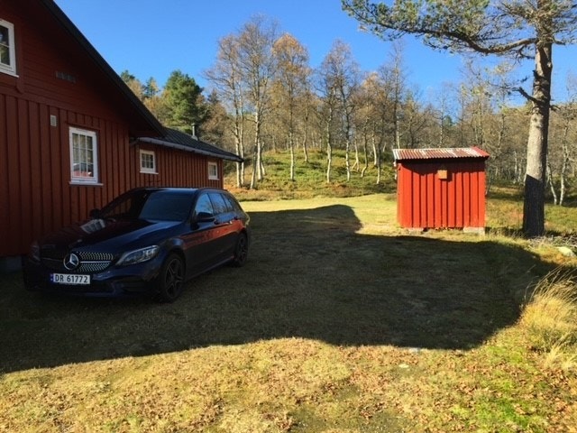 Om sommeren kan man kjøre helt opp til hytta Galleribilde