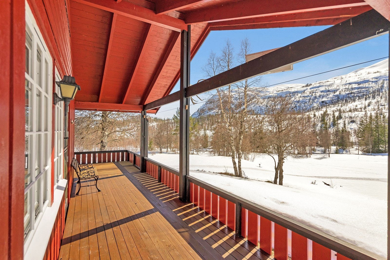 Hytta har hyggelig, delvis overbygget terrasse Galleribilde