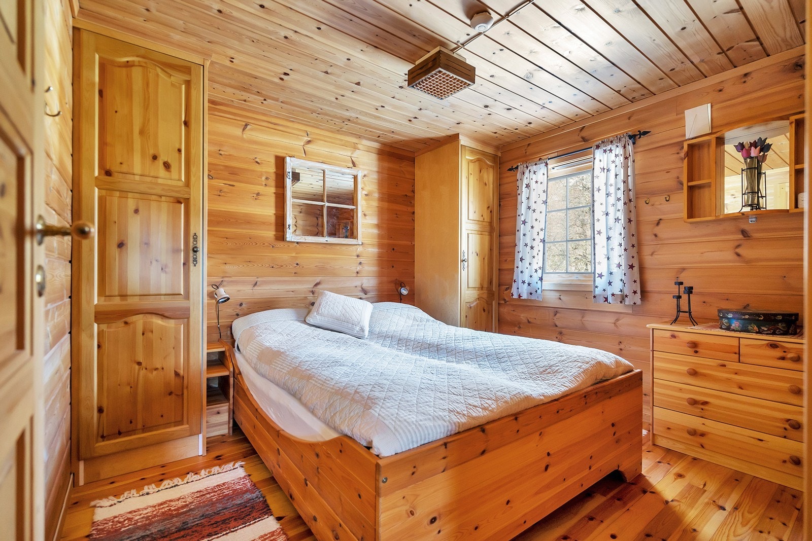 Det er to soverom i hytta Galleribilde