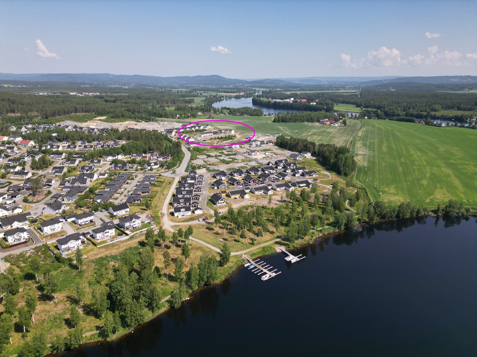Tomtene ligger flott til i nyetablert boligfelt ved Glomma. Galleribilde