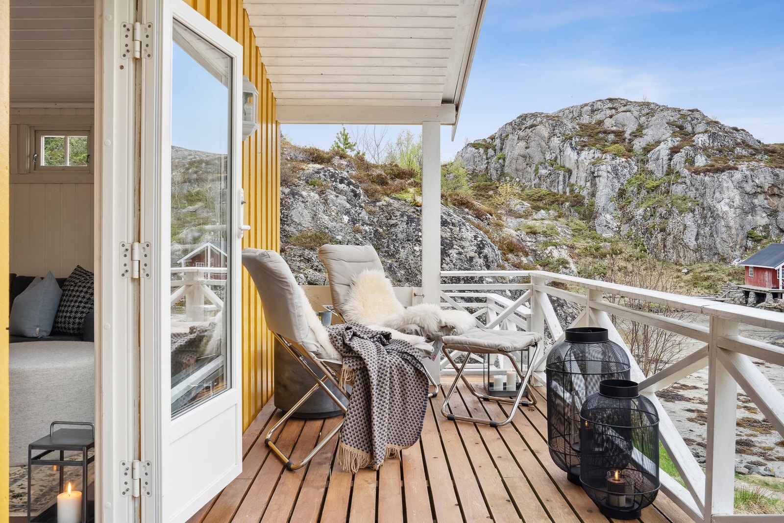 Det er satt opp flere plattinger og levegger rundt om på eiendommen Galleribilde