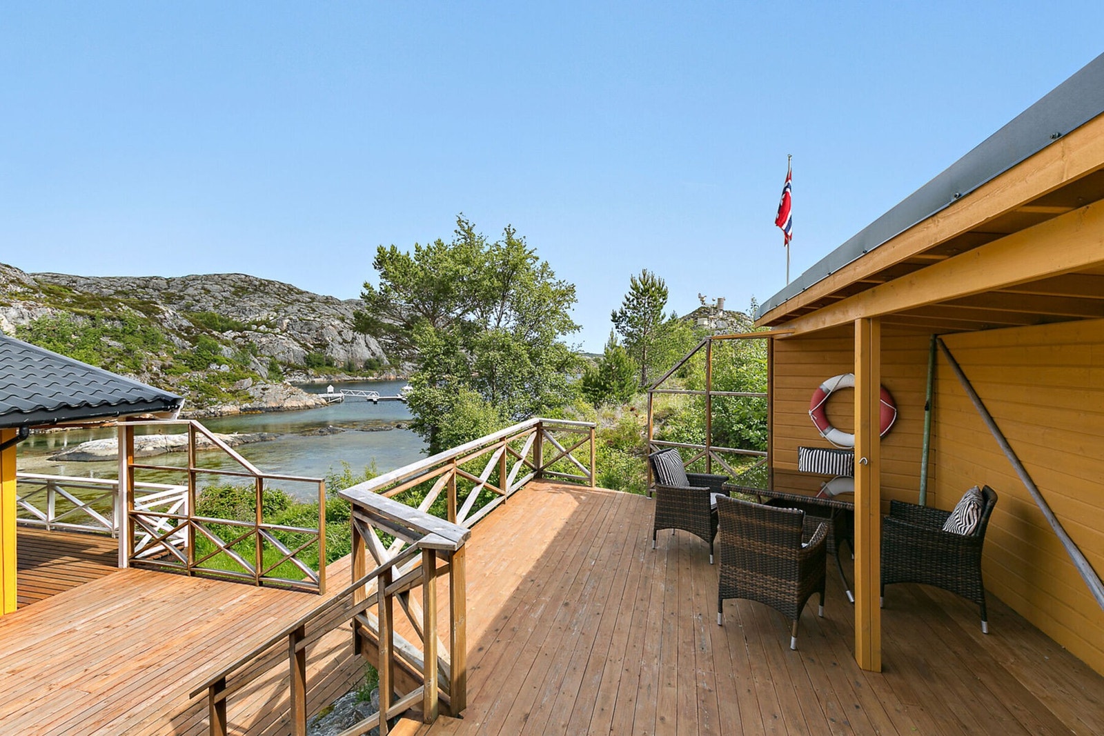 Flott uteområde med ca. 100 kvm. med plattinger Galleribilde