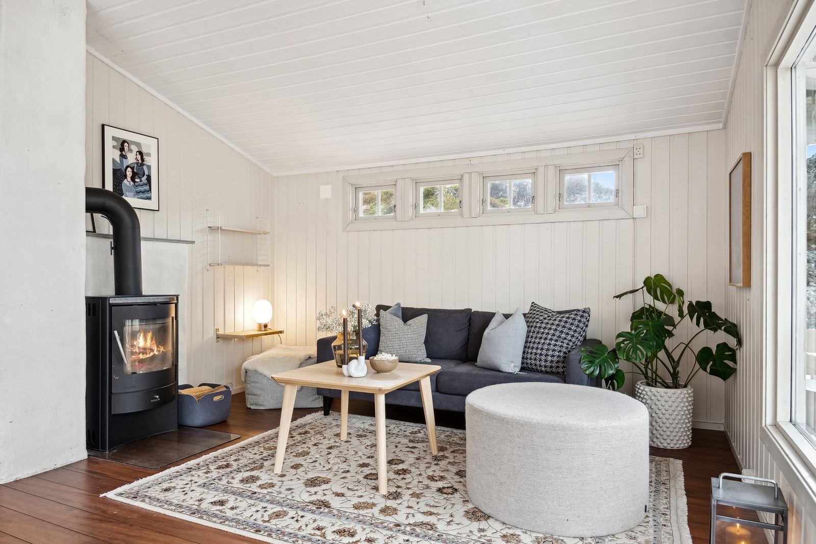 Koselig stue med peis og plass til sofa, spisebord m.m. Galleribilde