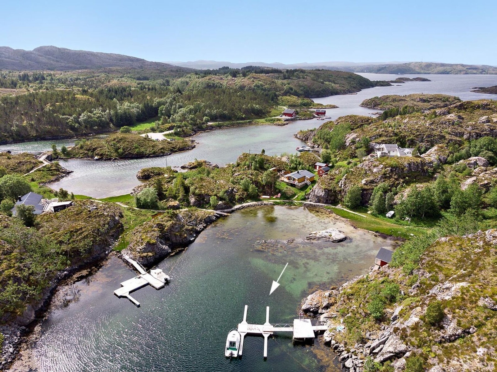 Eiendommen har båtplasser ved markert flytebrygge Galleribilde