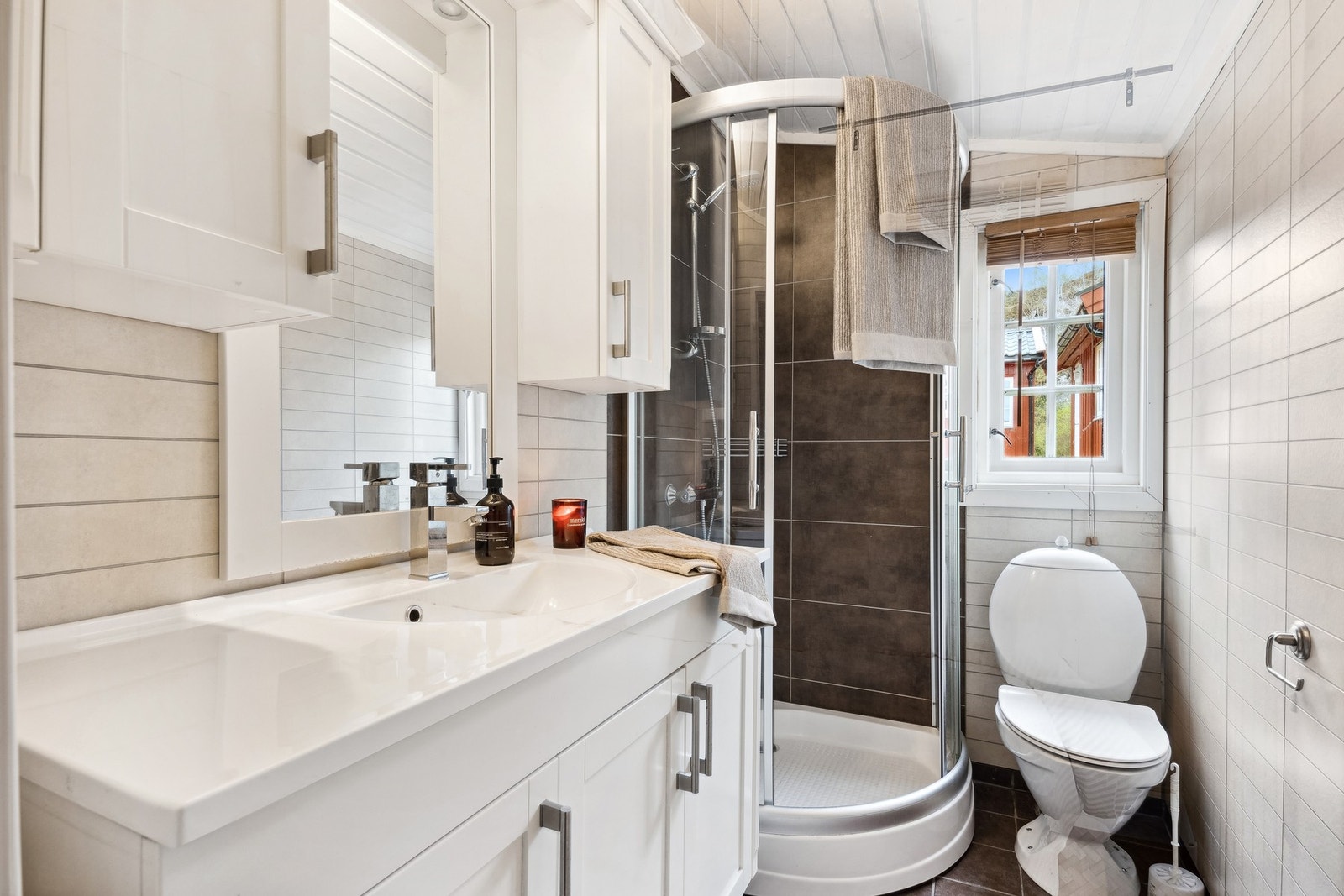 Badet ble oppgradert i 2008 og er utstyrt med baderomsinnredning, dusjkabinett og tolaett Galleribilde