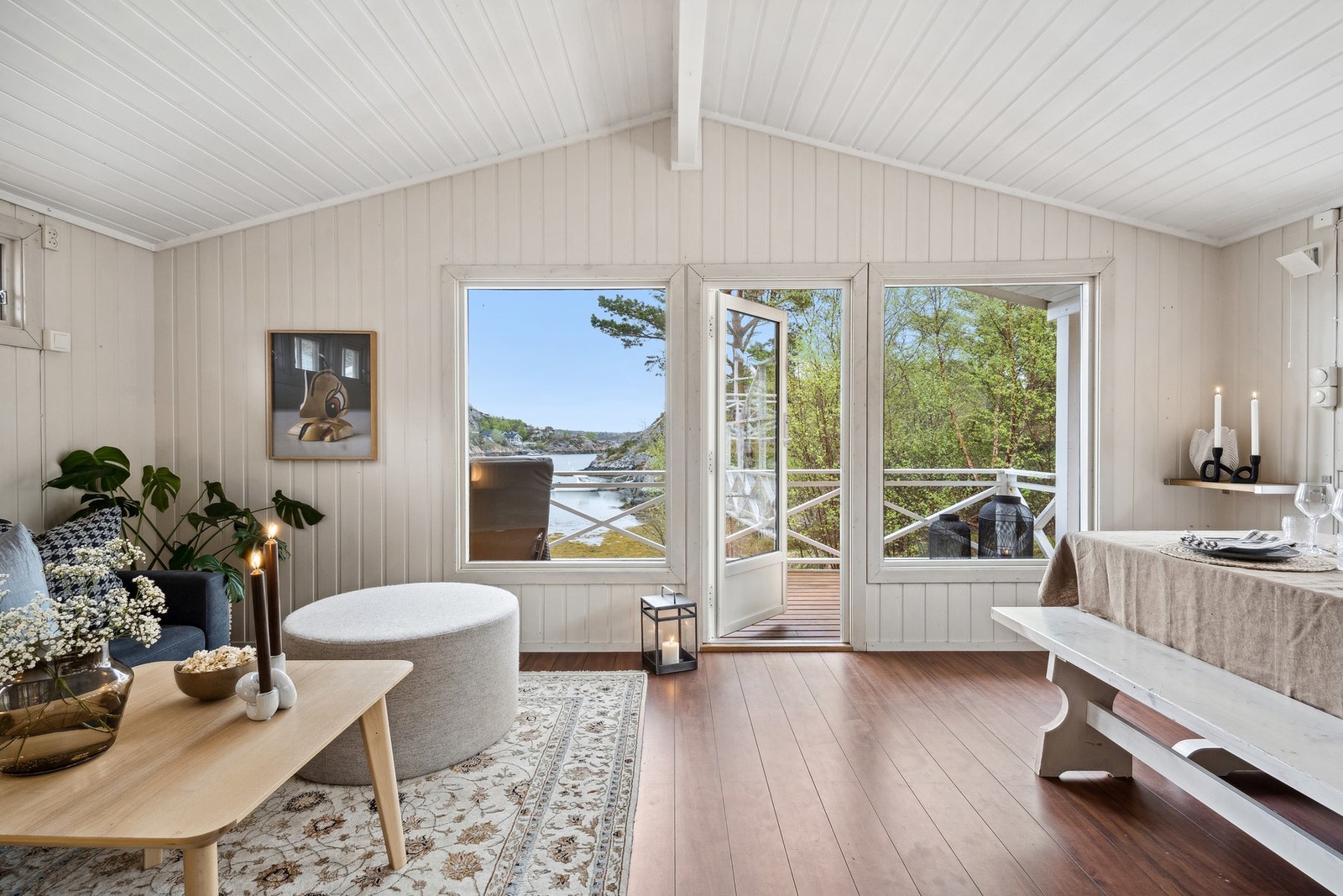 Fra stuen har man utgang til terrassen Galleribilde