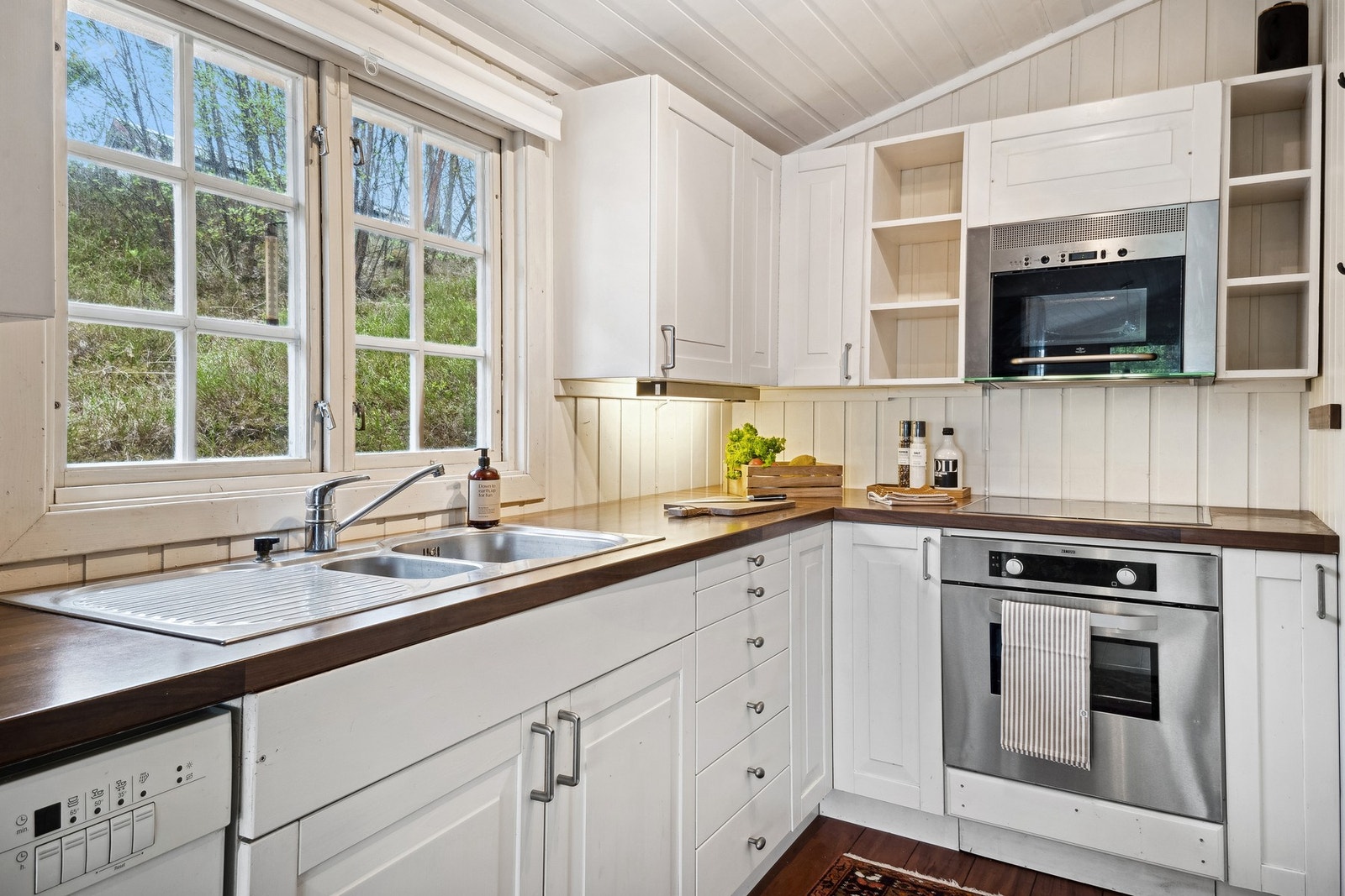 Pent kjøkken med integrerte hvitevarer. Kjøkkenet ble oppgradert i 2008 Galleribilde