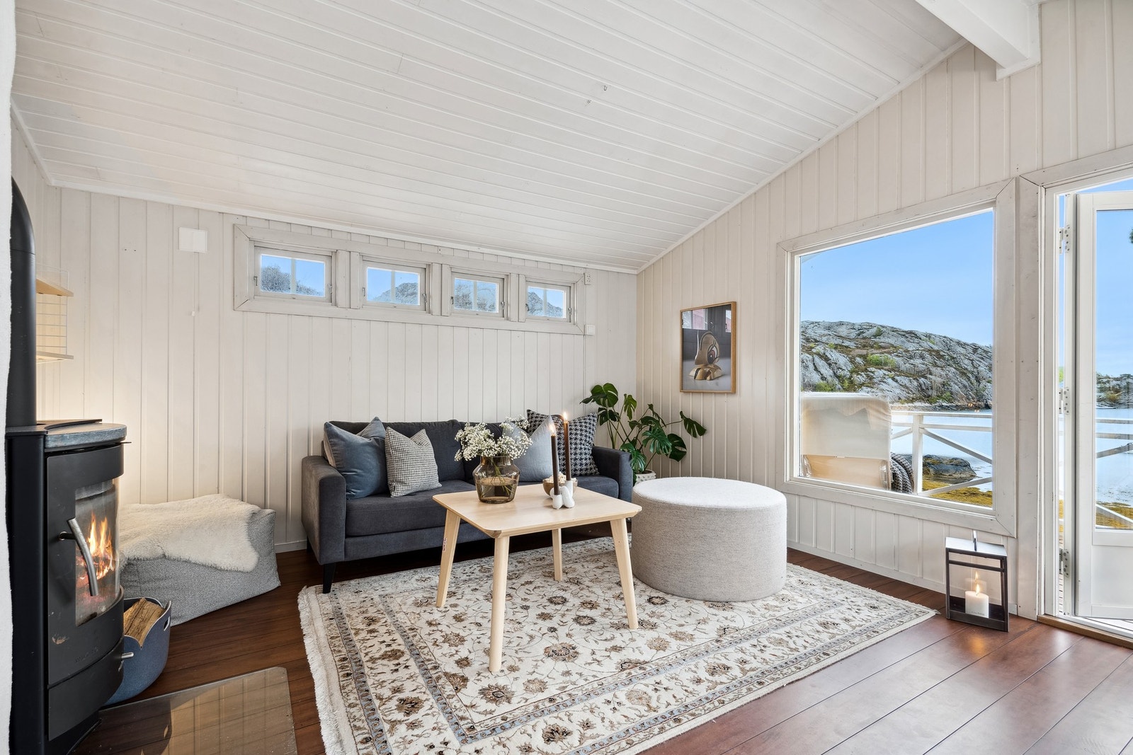 Store vindusflater gir fint med lysinnslipp samtidig som det får frem den fine utsikten Galleribilde