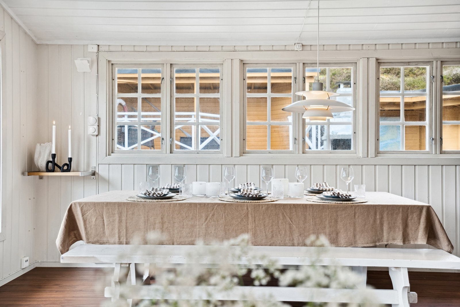 Plass til romslig spisebord med plass til hele familien Galleribilde