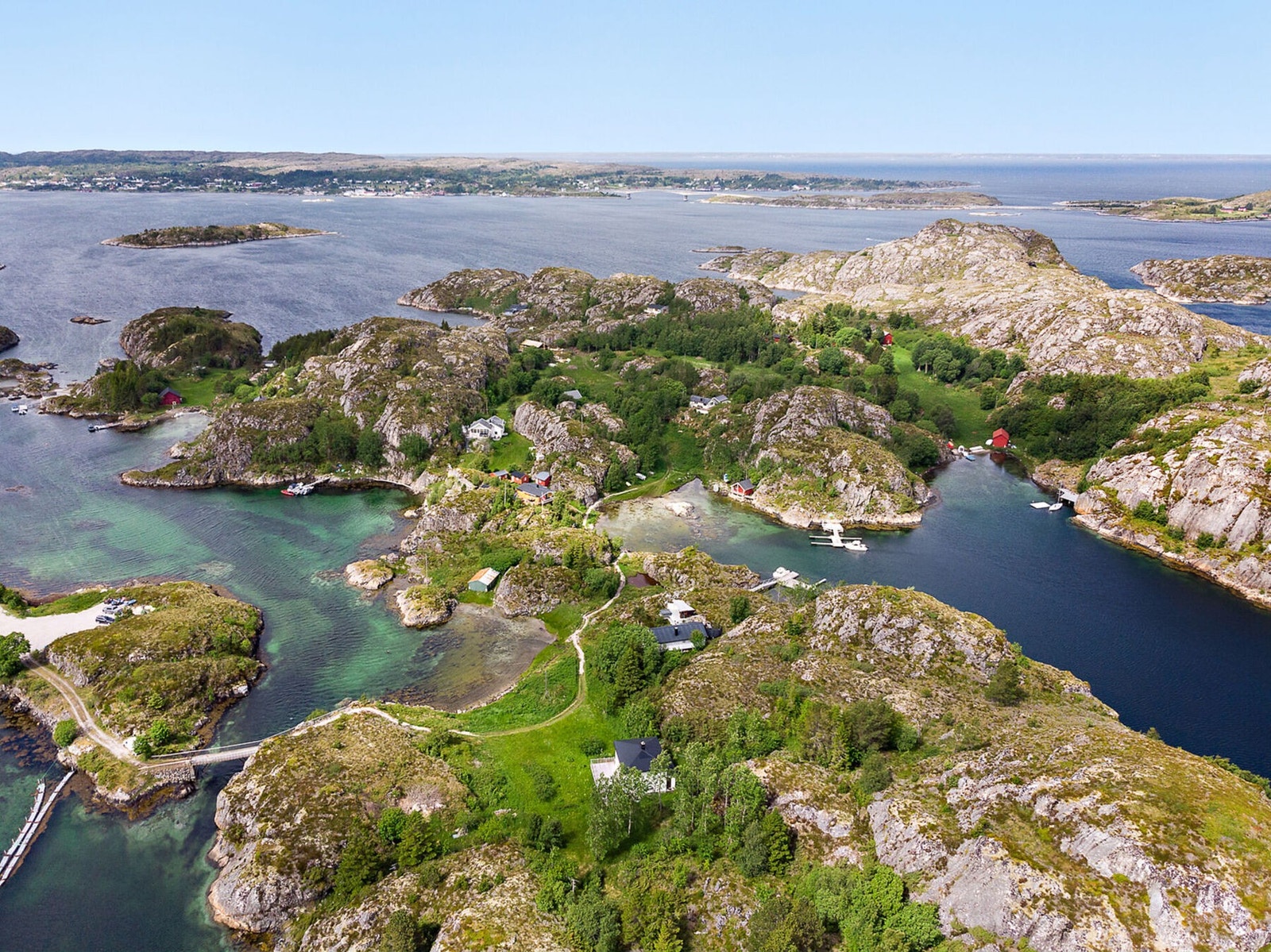 Øya er helt bilfri og koblet til Fjellværøya med en liten bru Galleribilde