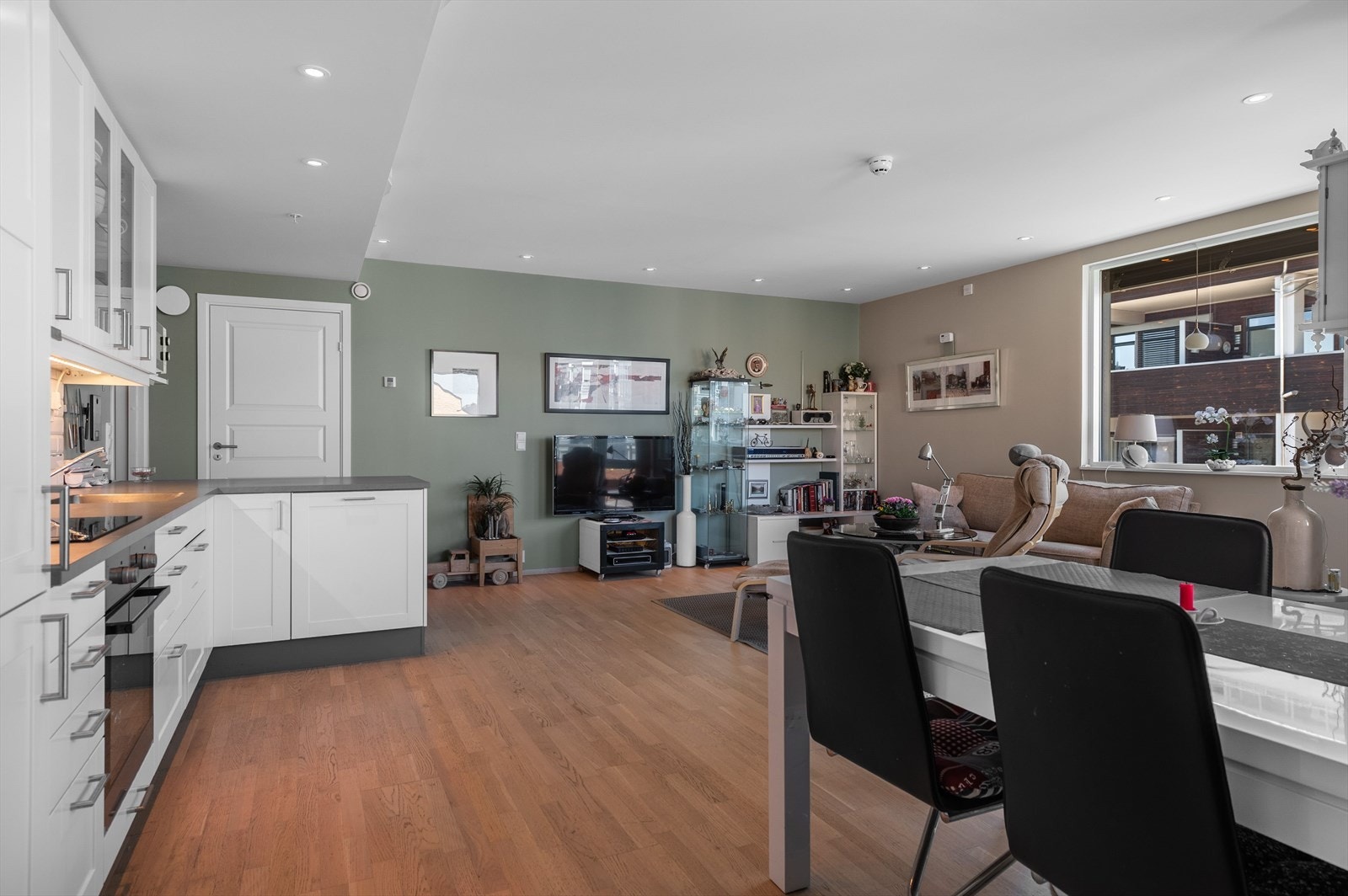 God planløsning med åpen kjøkkenløsning Galleribilde