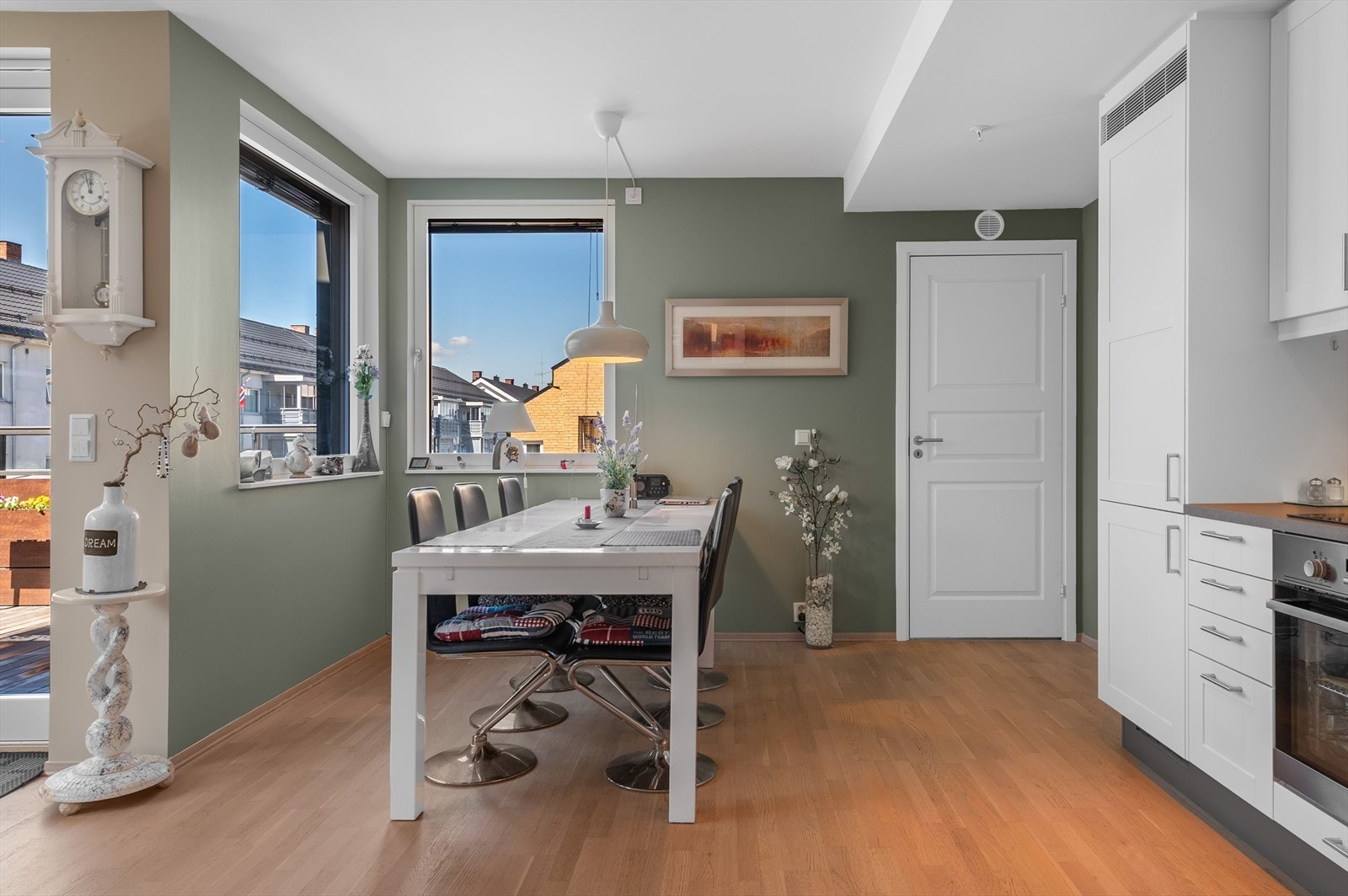 God plass til spisestue hvor man kan ta i mot gjester Galleribilde