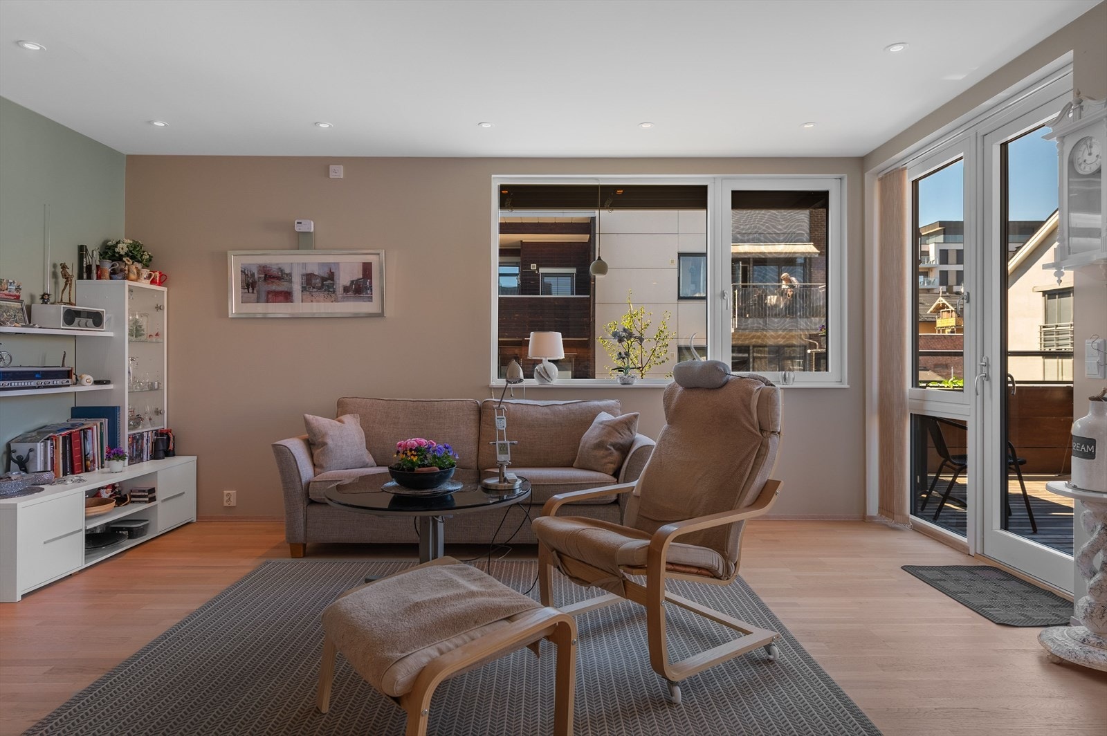 Store vinduer som gir naturlig lys Galleribilde