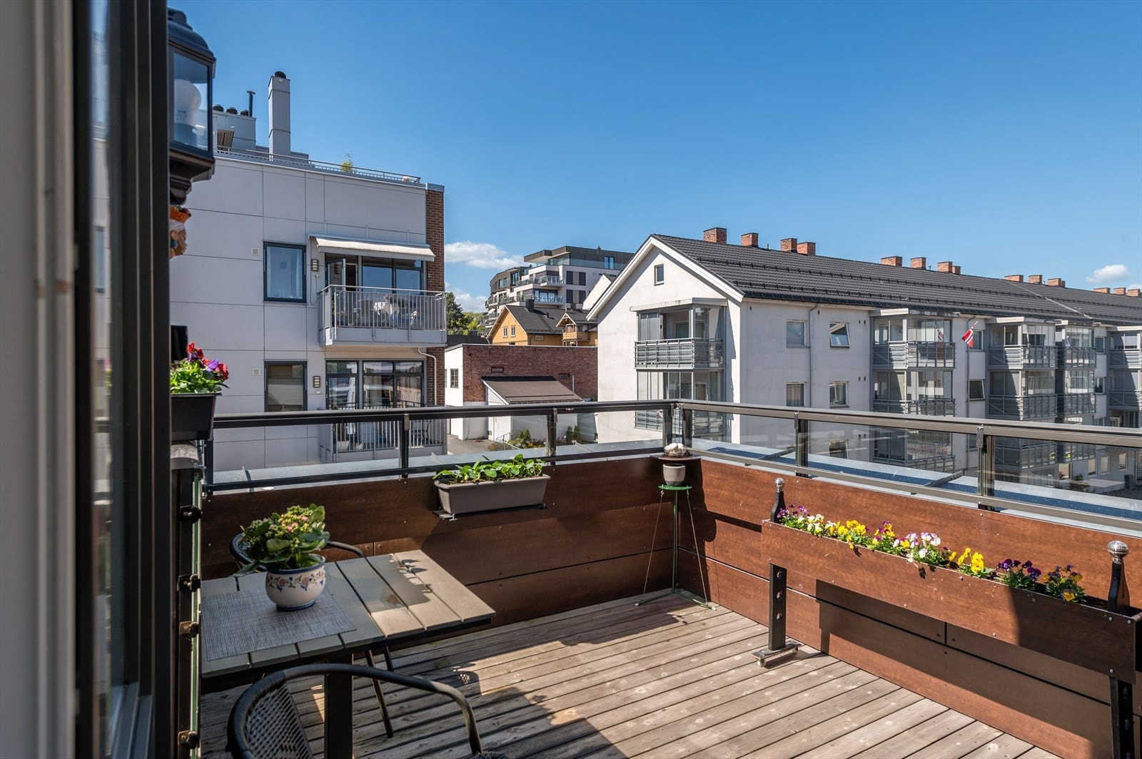 Koselig balkong hvor man kan nye fine sommerdager Galleribilde