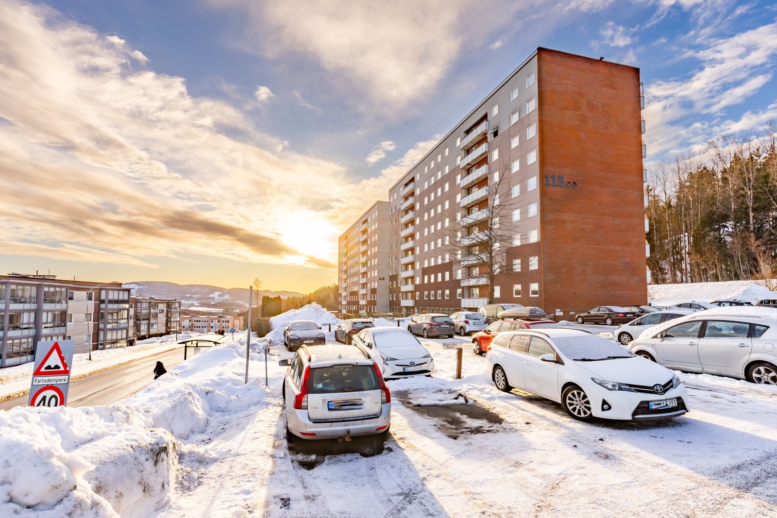 Borettslaget har i dag 167 parkeringsplasser til fordeling blant beboerne i 304 leiligheter, hvorav 9 plasser er avsatt til gjester. Galleribilde