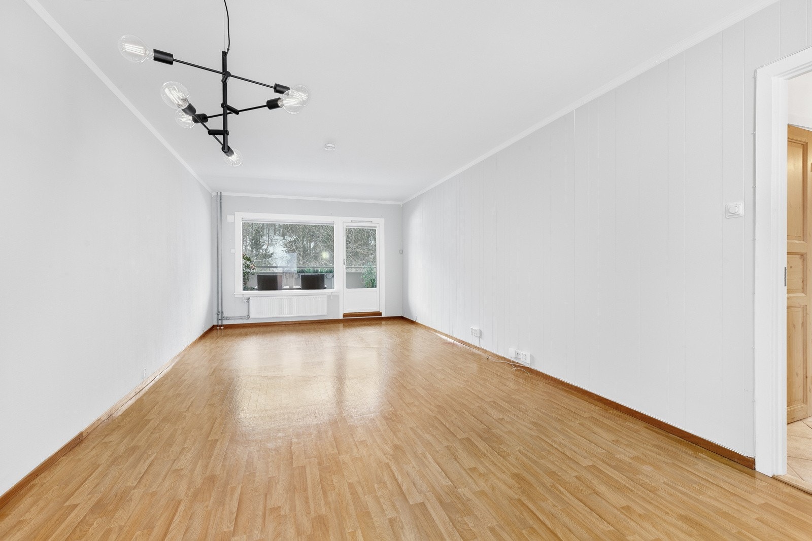 Den fine kombinasjonen av parkettgulv og lyse vegger gjør det enkelt å innrede etter egen smak og stil. Galleribilde