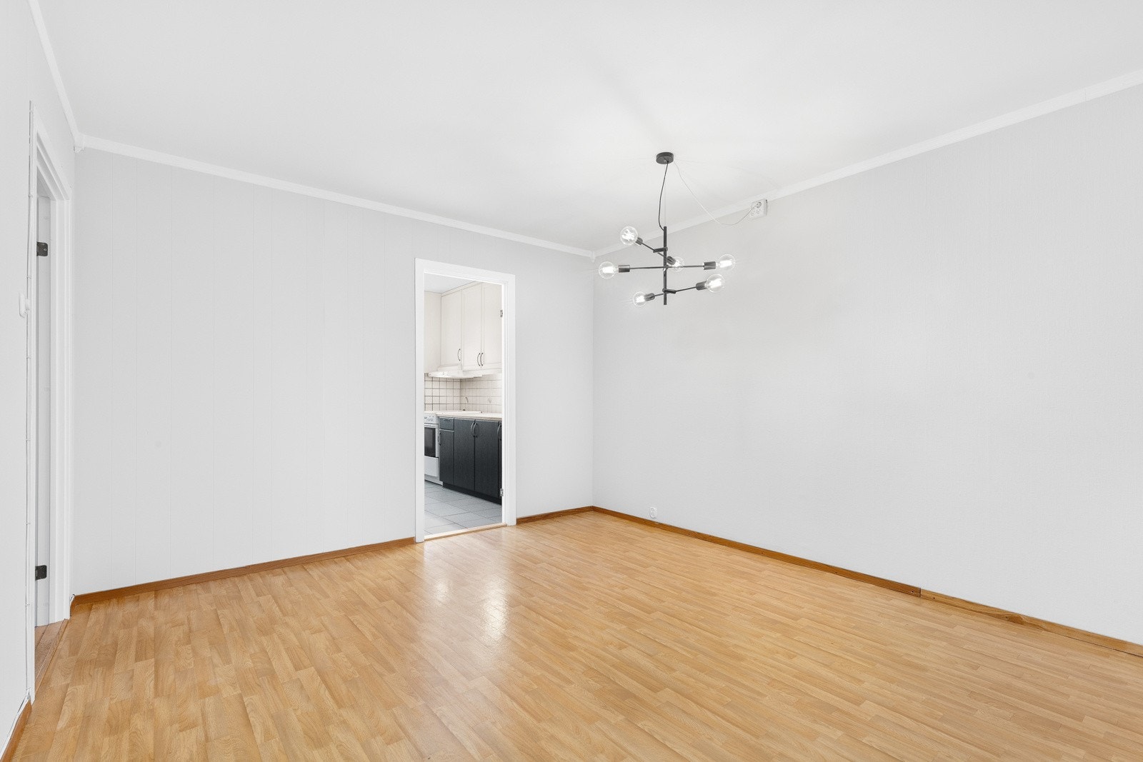Det er god plass til å innrede med et spisebord ved kjøkkenet. Galleribilde