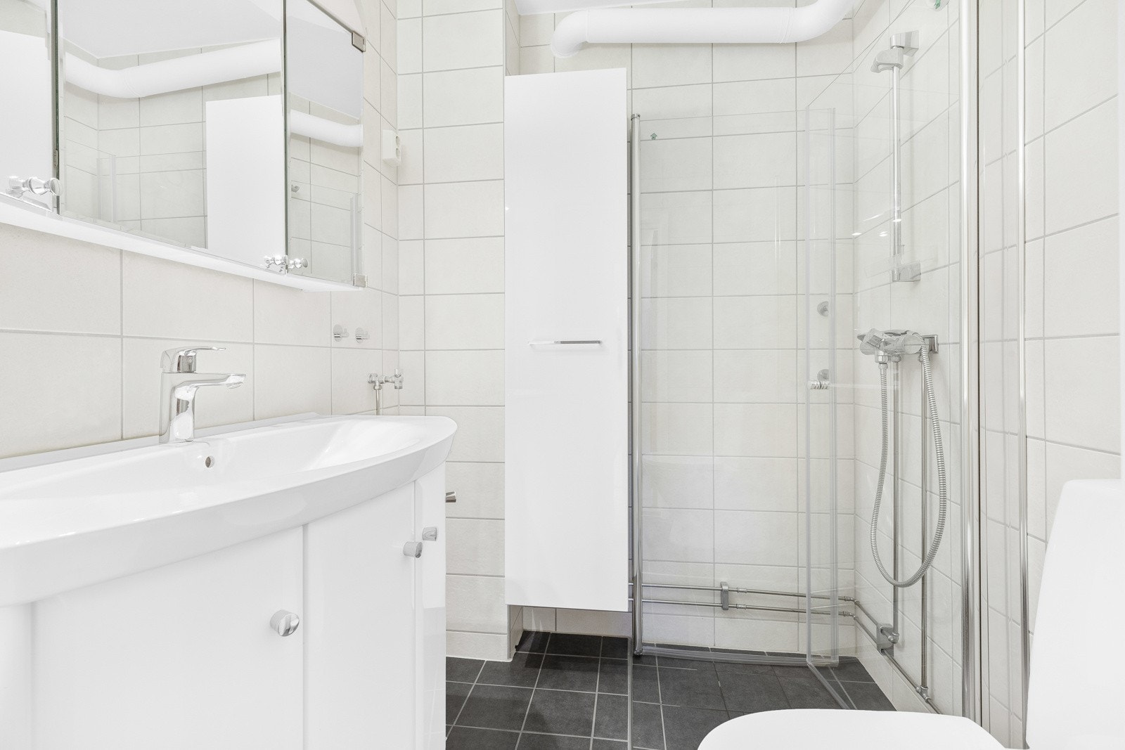 Badet ble oppgradert i regi av borettslaget i 2017 og gir et pent inntrykk med flislagte overflater, gulvvarme og mekanisk avtrekk. Galleribilde