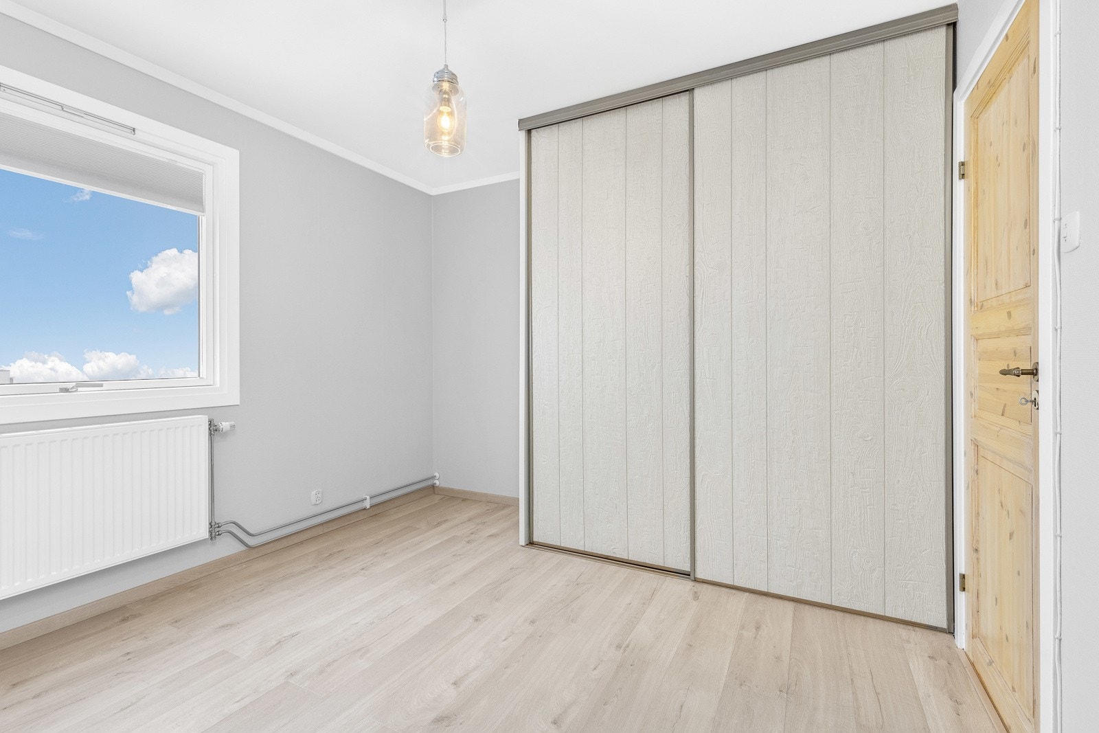 Det ene soverommet er praktisk utstyrt med skyvedørsgarderobe. Galleribilde