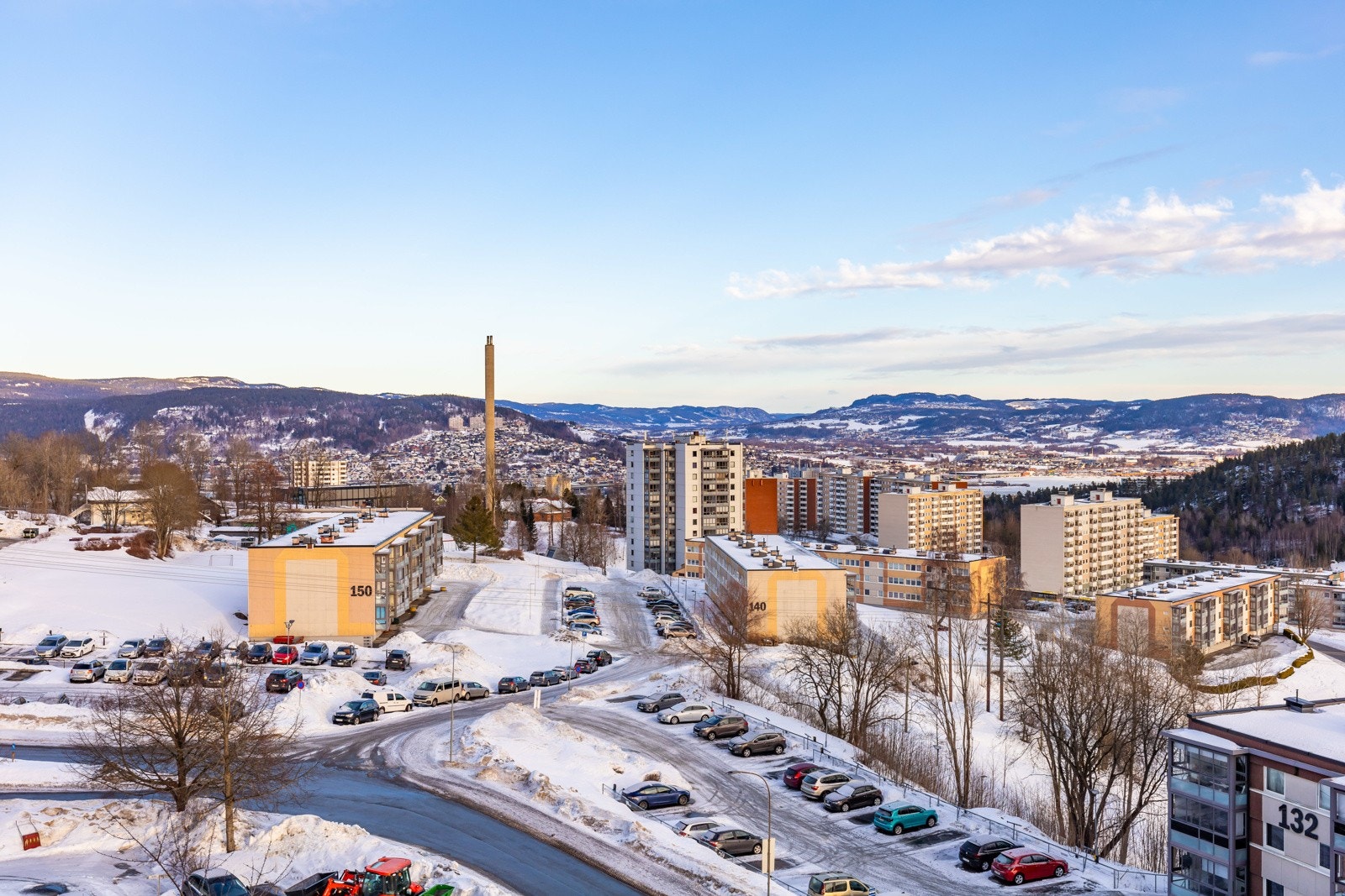 Fra kjøkkenvinduet har man nydelig utsikt over nærområdet, Drammen og oppover Lierdalen. Galleribilde