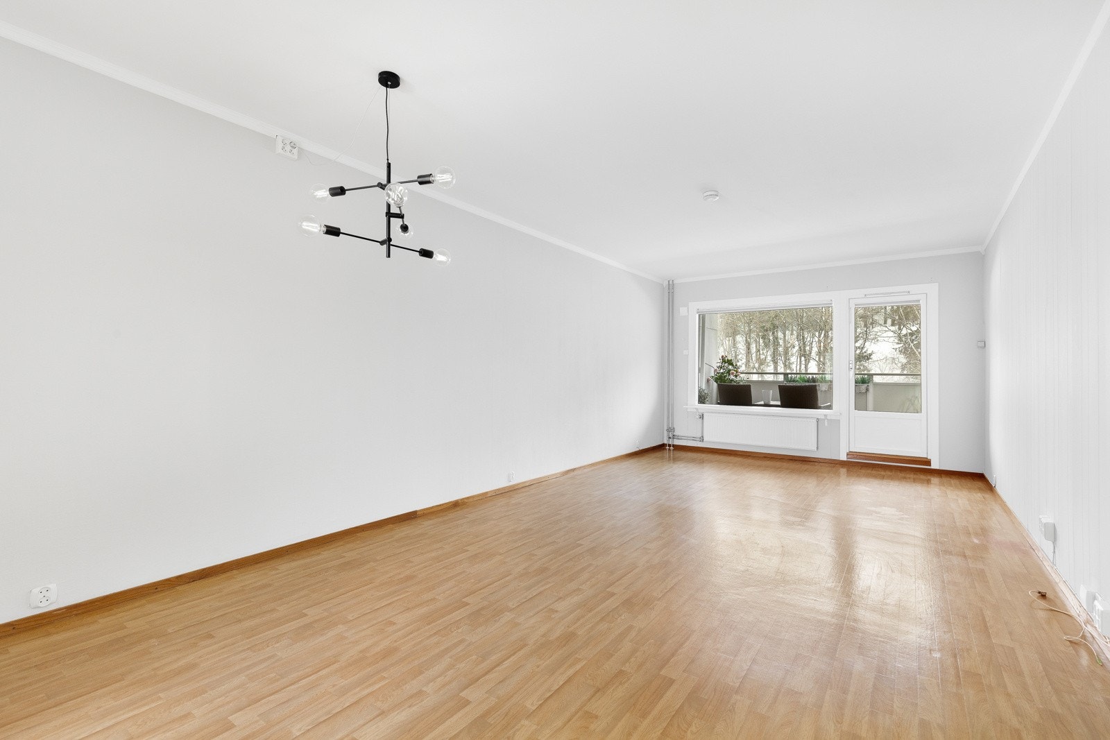 Stuen er et hyggelig rom med plass til både sofagruppe, tv-møblement og spisebord. Galleribilde