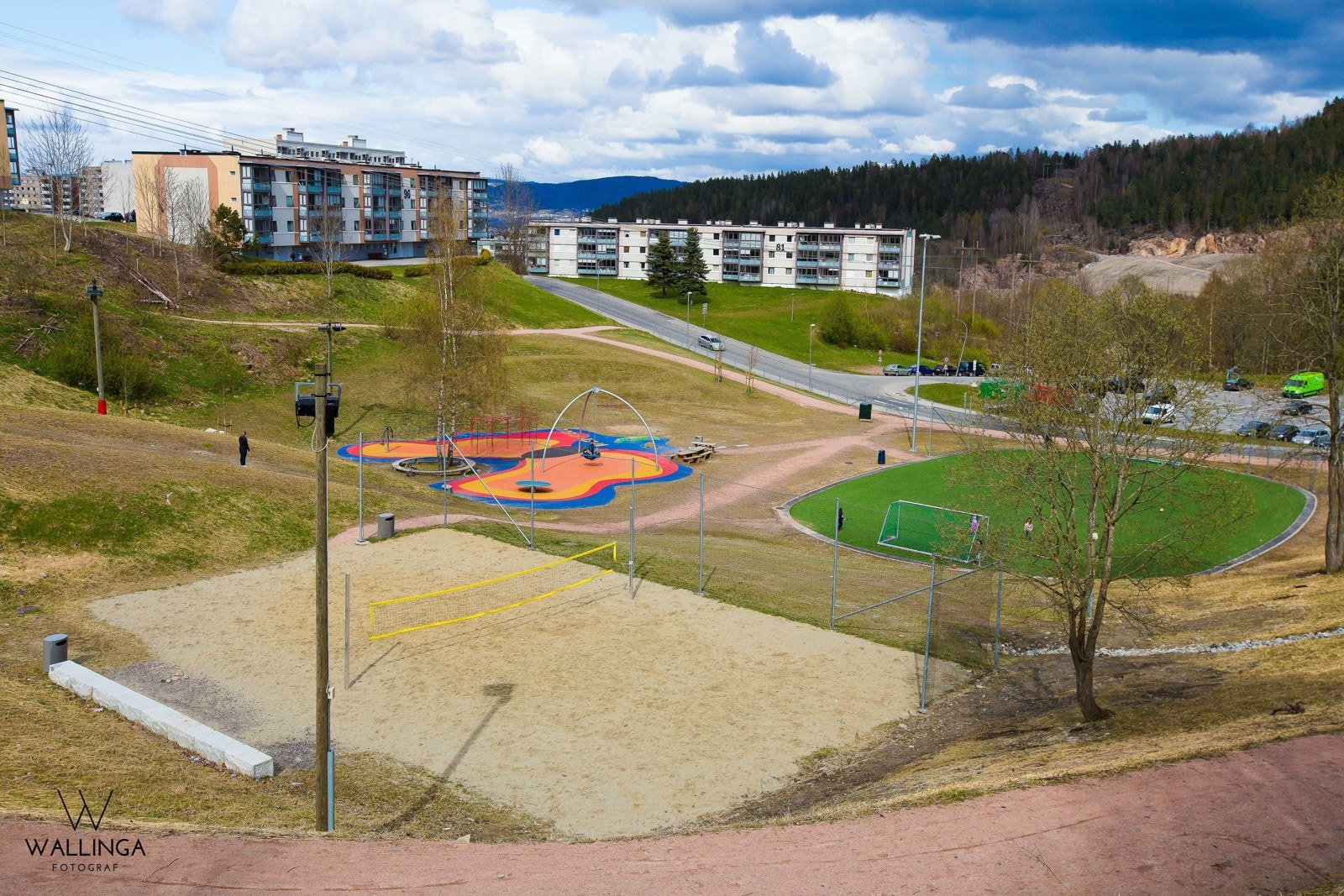 I tillegg har Fjell et flott aktivitetsområde med sti/skiløype, gangveier med belysning, lekeapparater, fotballbane med belysning, sandvolleyballbane og sitteplasser. Galleribilde