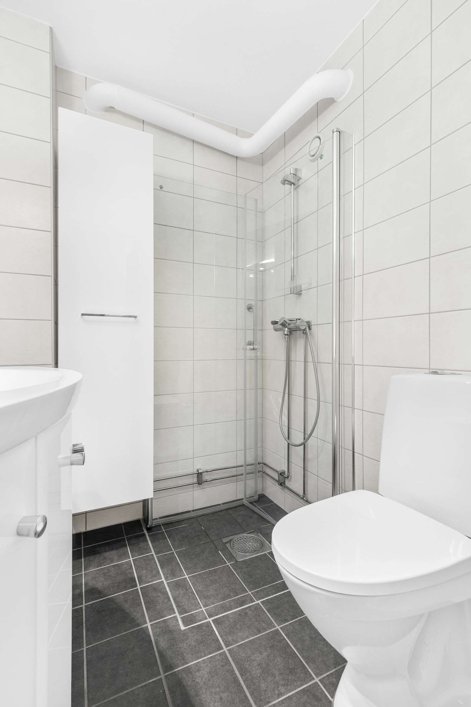 Videre har badet toalett, dusjhjørne med innfellbare glassdører og opplegg for vaskemaskin. Borettslaget har også felles vaskerom. Galleribilde