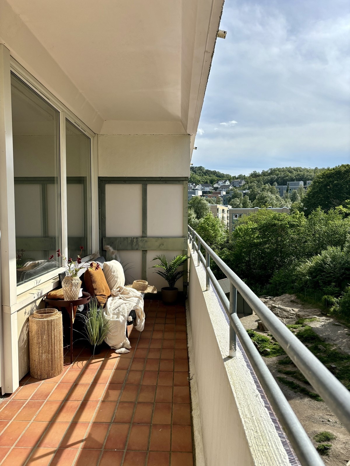 Altanen vil bli oppgradert til innglasset balkong med integrert varmepumpe. Arbeidet er planlagt utført fra oktober 2024 til juni 2025. Galleribilde