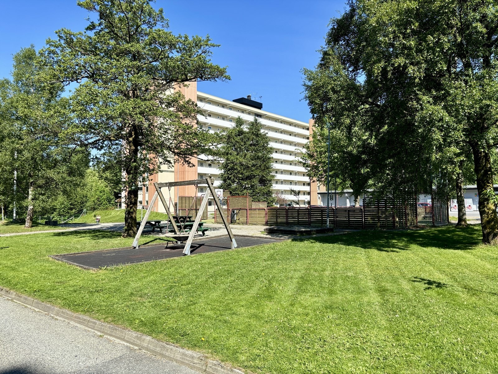 Borettslaget har en pent opparbeidet tomt med interne veier, grøntarealer, pen beplanting, lekeplass og ballbinge. Galleribilde