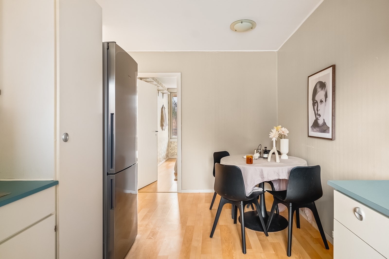 Kjøkkenet måler 12,2 kvm, og det er god plass til et lite spisebord. Galleribilde