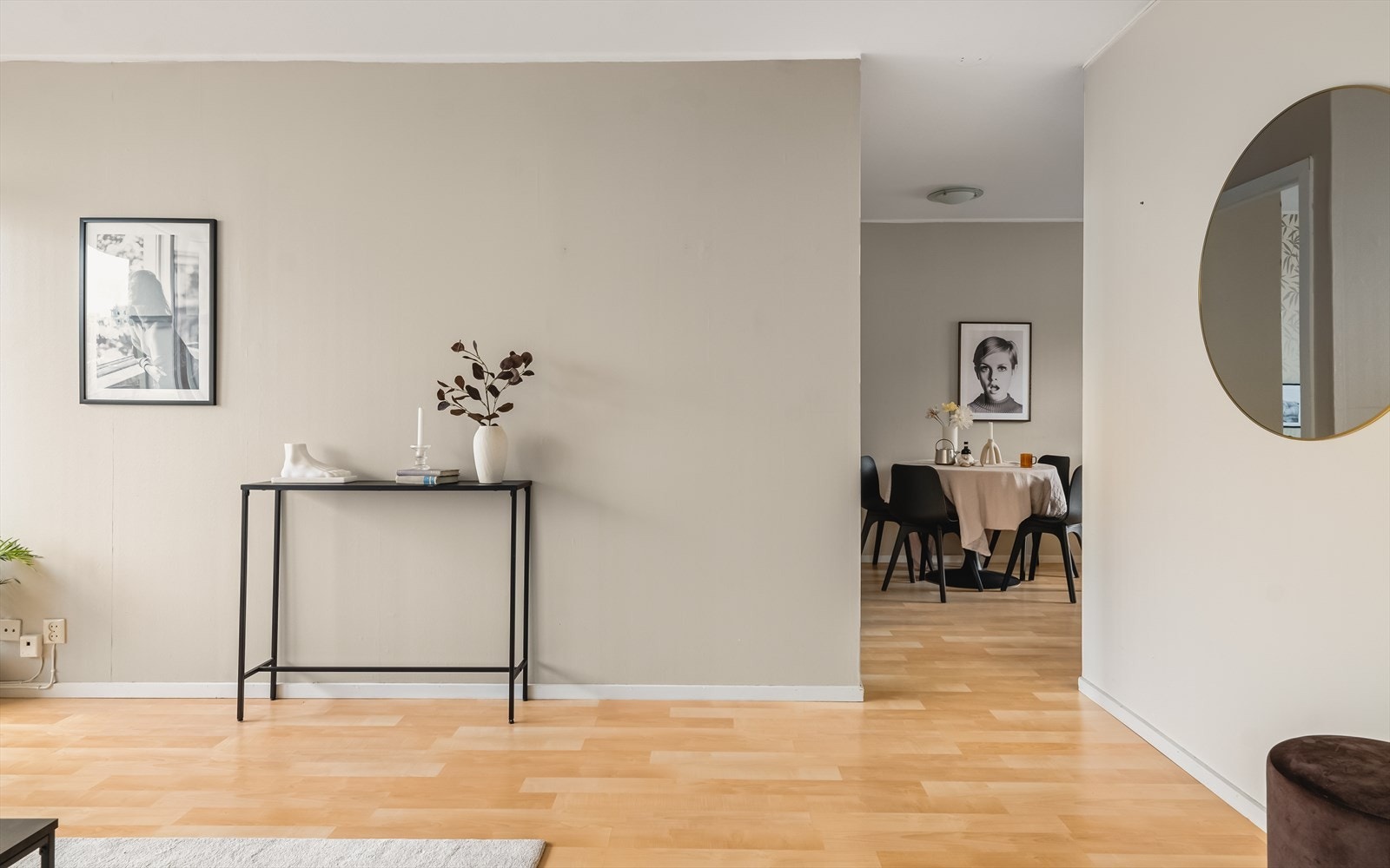 Det er delvis åpen løsning mellom stue og kjøkken. Galleribilde