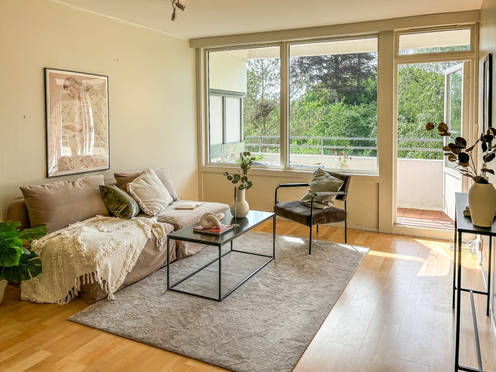 Leiligheten har en attraktiv beliggenhet med dagligvarebutikk og bussholdeplass like ved. Galleribilde