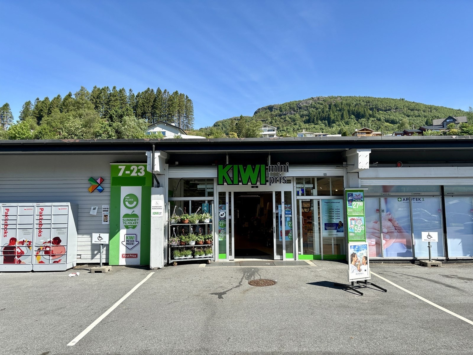 Nærmeste nabo er Kiwi Toppe som holder åpent fra 07:00 til 23:00 mandag til lørdag. Like bortenfor ligger bussholdeplass hvor linje 3 har avgang hvert 10 minutt. Galleribilde