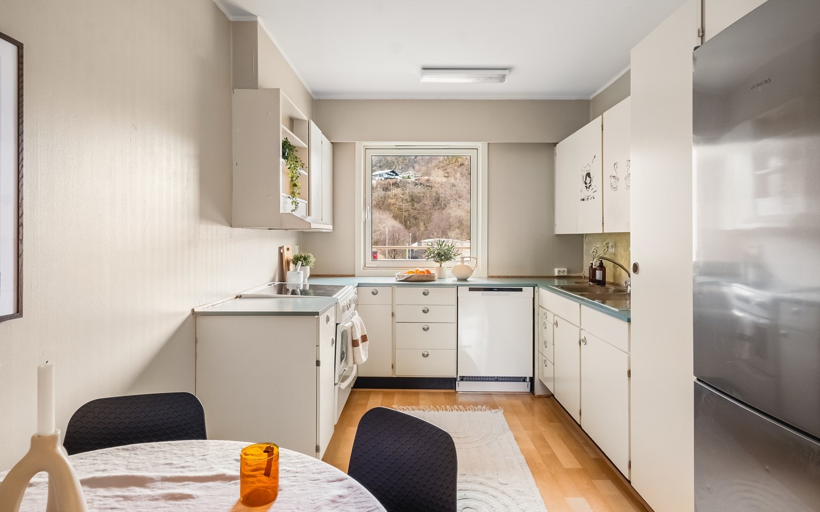 Det er rikelig med skap og benkeplass på kjøkkenet, og det følger med komfyr (Electrolux), oppvaskmaskin (Logik) og kjøl/fryseskap (Siemens). Galleribilde