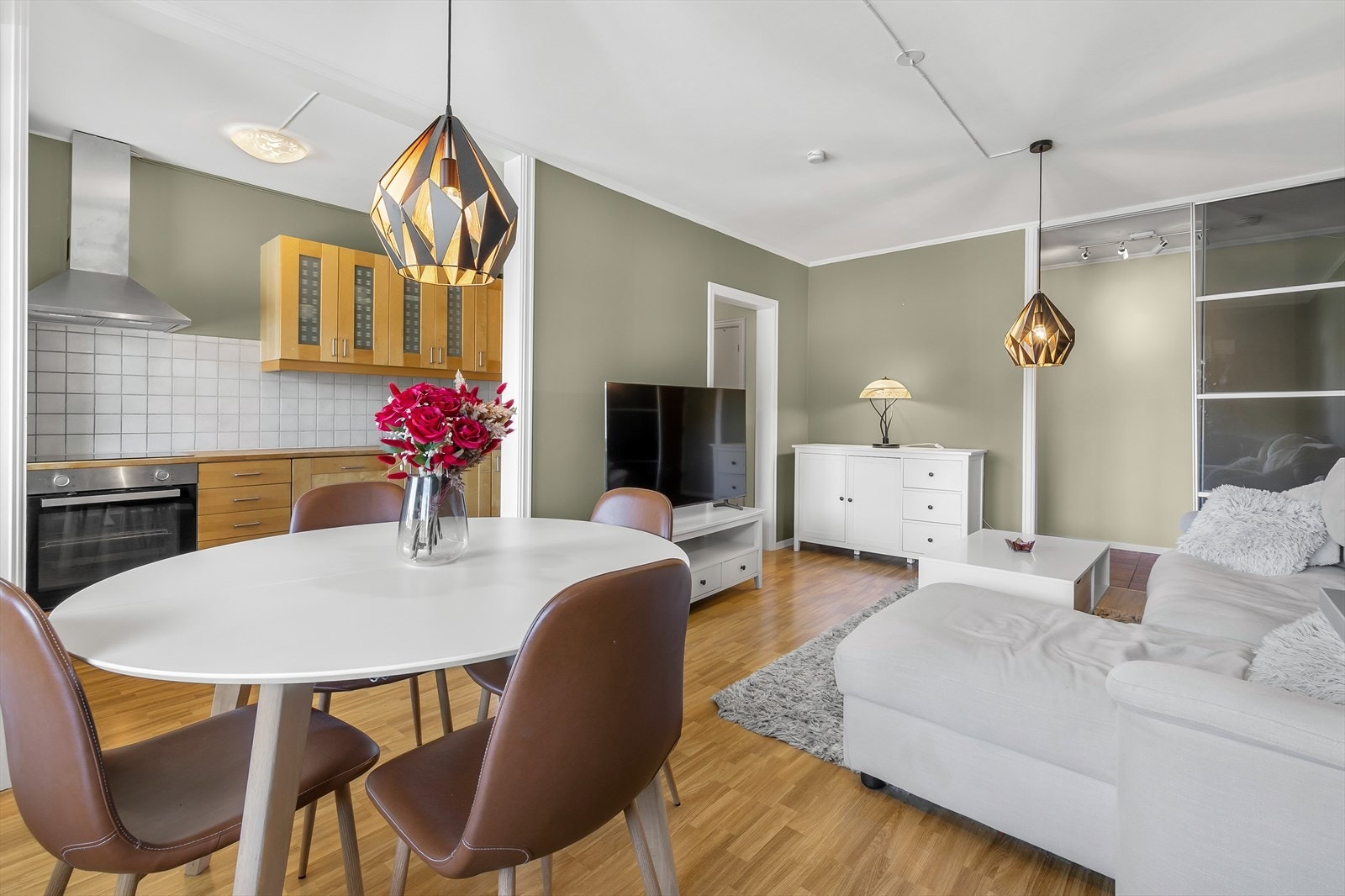 Flott leilighet med delvis åpen kjøkken-/stueløsning som gir mange innredningsmuligheter. Leiligheten ligger rolig til med kort vei til Manglerudsenteret og T-banestasjon. Galleribilde