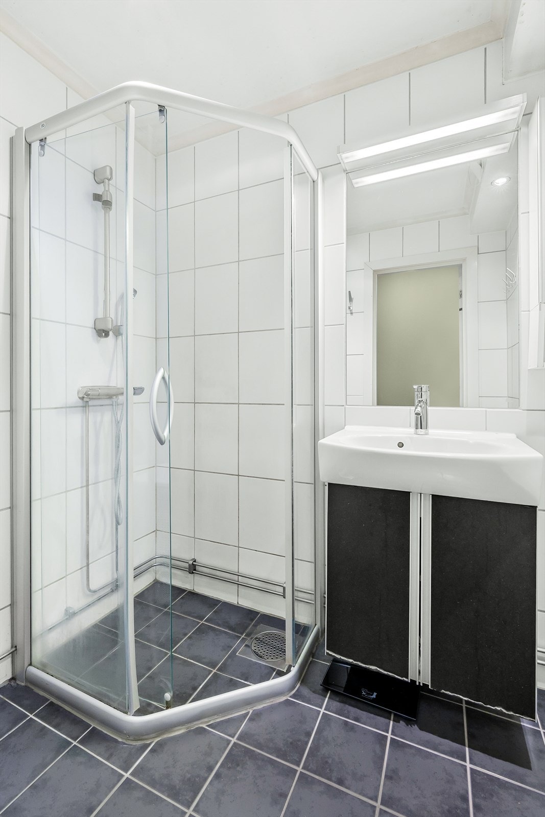 Bad fra 2004 med fliser på vegger og gulv samt varmekabler. Galleribilde