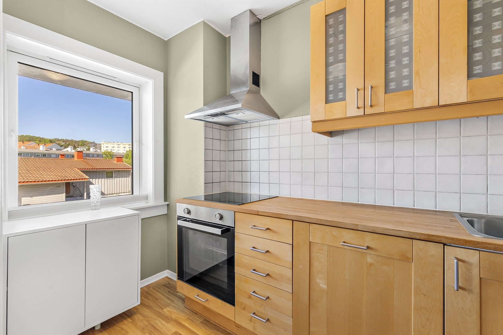 Romslig kjøkken med god skap -og benkeplass- Kjøkkenet har integrerte hvitevarer som komfyr, platetopp, oppvaskmaskin og kjøleskap. Galleribilde