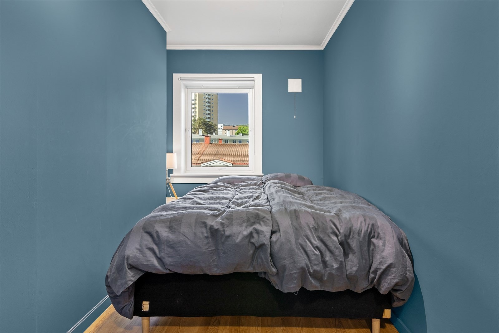 Romslig soverom med god plass til dobbeltseng og nattbord. Galleribilde