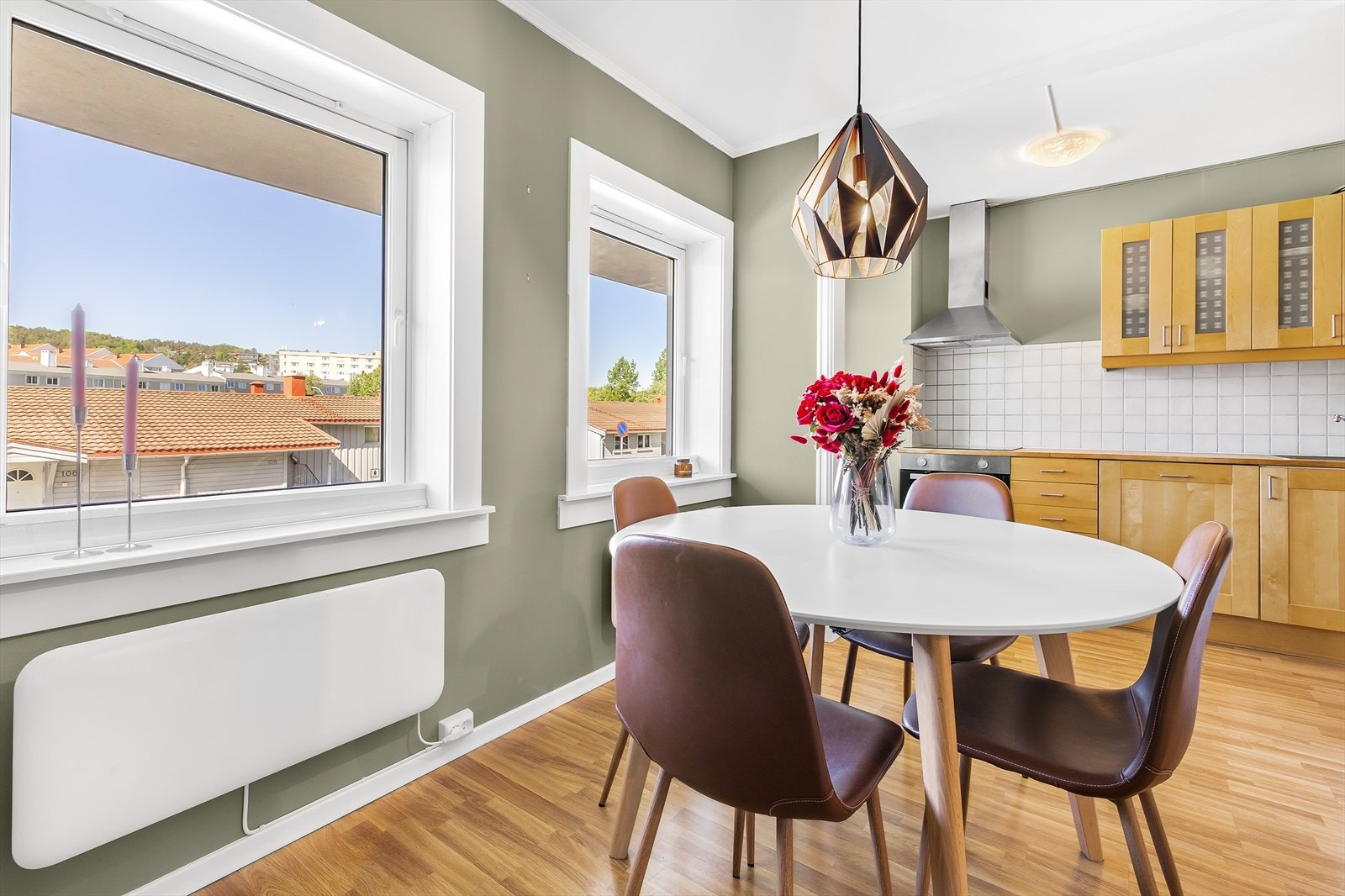 Ved kjøkkenet er det plass til et hyggelig spisebord. Galleribilde