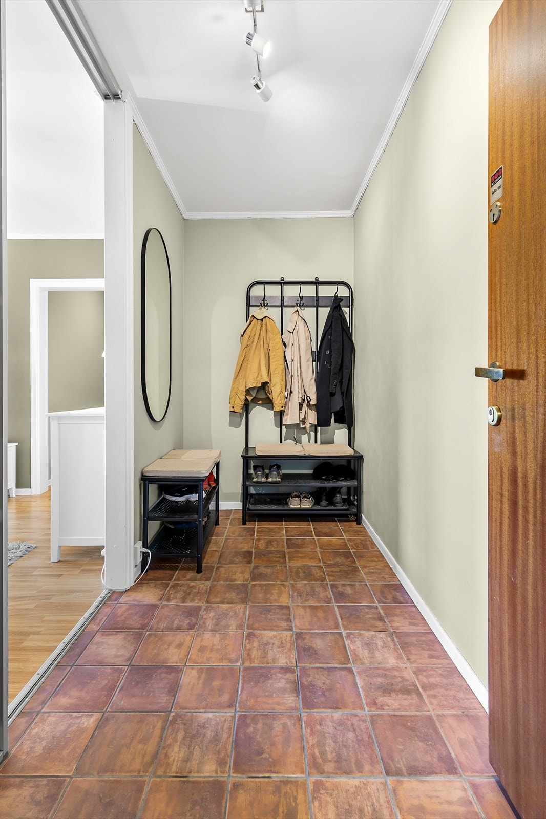 Romslig gang med god plass til å sette opp et garderobeskap. Galleribilde