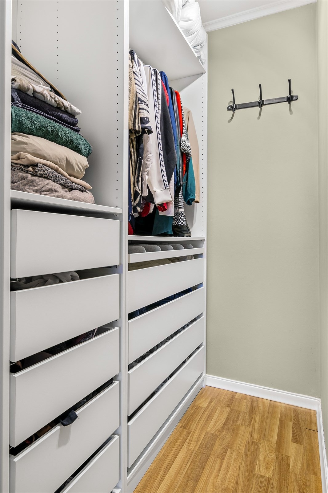 I hallen er det walk-in closet med god plass til garderobeskap. Galleribilde