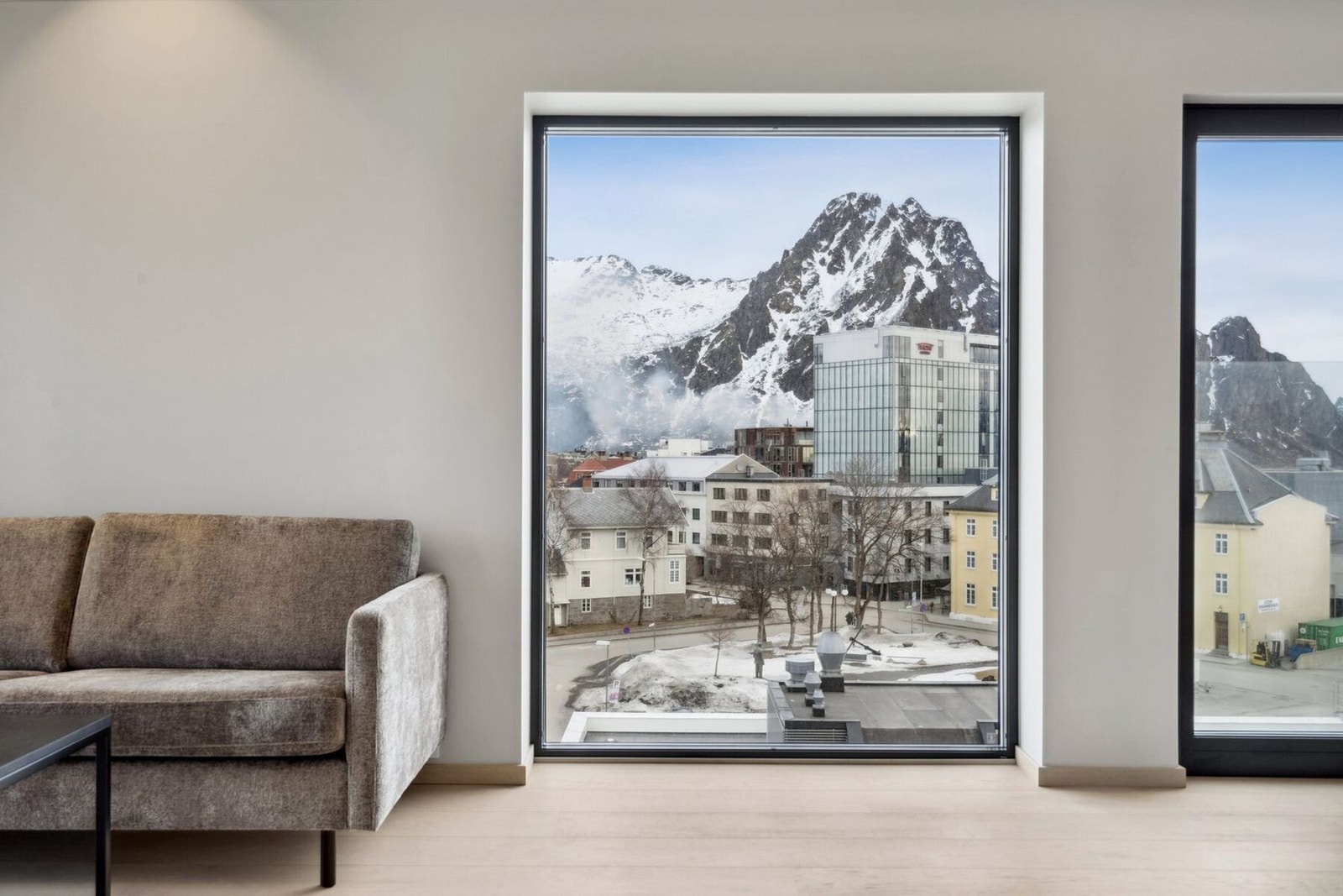 God utsikt fra stuen, hvert vindu har solskjerming så du selv kan styre hvor mye lys du vil ha i leiligheten. Galleribilde