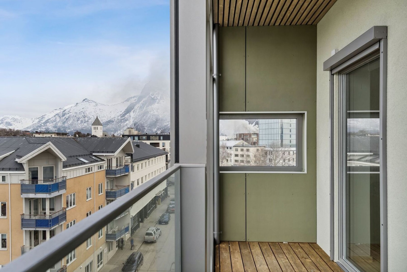 Egen balkong der du kan nyte ettermiddag og kveldssolen. Galleribilde