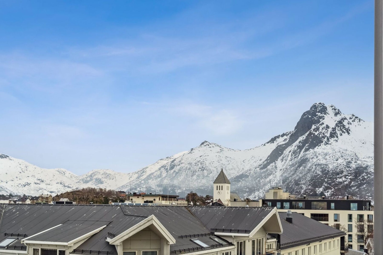Fra stuevinduet ser du Fløya, Blåmann og Tuva. Galleribilde