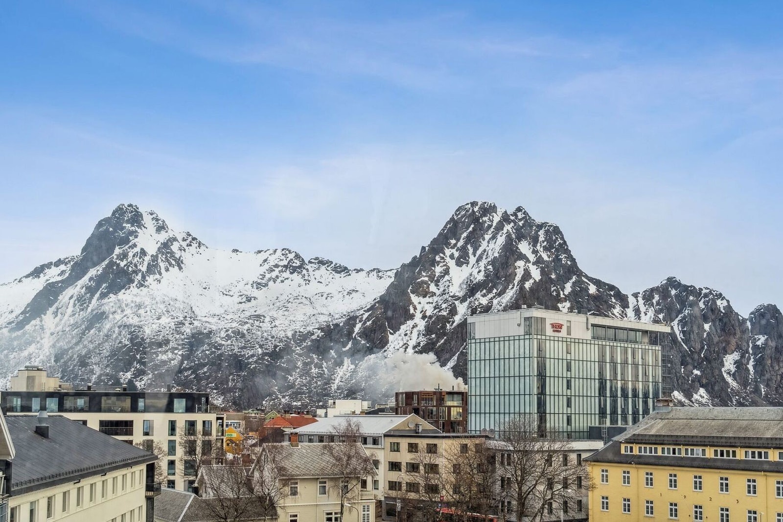 Fra stuen har du utsikt over fløya og blåmann. Galleribilde